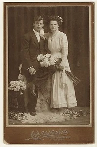 PORTRAIT OF A SPUNKY BRIDE AND HER GROOM IN CHICAGO, ILLINOIS (CABINET CARD) - Picture 1 of 3
