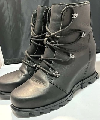 Bota de encaje Joan Of Arctic Wedge III talla para mujer 8,5 negra Foto 1 de 4