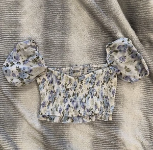 Windsor Crop Top Damen klein weiß blau Blumen gesmokt Puffärmel Landhaus - Bild 1 von 8