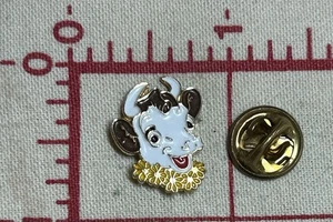 Cream O’Weber Cream O’ Weber Of Cream-O-Weber Dairy Milk Jug Cow Logo Lapel Pin - Picture 1 of 2