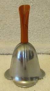 Campanella da pranzo Art Deco Chase cromata Floriform con manico in bachelite Butterscotch - Foto 1 di 6