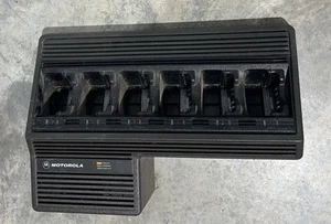 Cargador de batería de radio Motorola 6 bahías NTN1177D - Antiguo excedente industrial - Piezas - Imagen 1 de 5