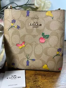 Neu mit Etikett Coach Mini Town Eimer Geldbörse Signature Canvas Schmetterlinge & Blumen C8255 - Bild 1 von 8