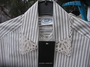 Laura Ashley Estragon/Naturweiß gestreiftes Hemd mit Spitzenkragen Neu mit Etikett Gr. 4 - Bild 1 von 2