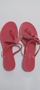 Chanclas tanga rosa caliente jalea Ivanka Trump con tachuelas de tono plateado embellecidas - Imagen 1 de 3