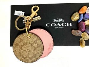 NUEVO CON ETIQUETAS COACH Espejo Redondo Caqui/Rosa y Bolso de Cuero de Lona Dije Llavero #F77961 - Imagen 1 de 7