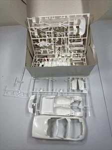 1/25 1998 Corvette Roadster Revell Monogram UNVOLLSTÄNDIG LESEN - Bild 1 von 4