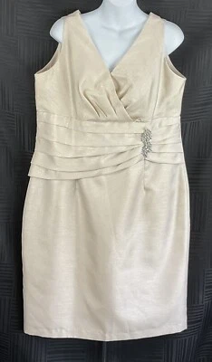 Vestido Vaina Cachet Sin Mangas 18 Beige Brillo Plisado Cuello en V/Estrás Estrás Foto 1 de 4