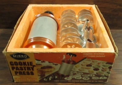 Vintage Mirro  Cookie Pastry Press 12 Discs 3 Pastry Tips M-0358-22 - Image 1 of 4