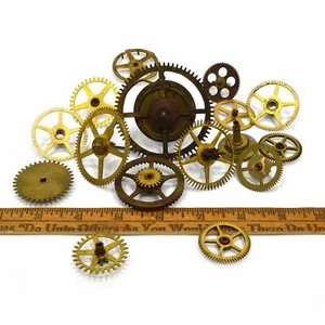 LOTE DE 16 ENGRANAJES DE RELOJ DE COLECCIÓN/Antiguo PIEZAS/PIEZAS SALVADAS Engranajes de latón ¡Buena variedad! - Imagen 1 de 9