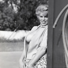 Zdjęcie B&W nieznana dziewczyna z otwartą bluzką lata 1940-te 50-te / 8144