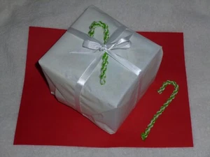 25 Handmade Macrame CANDY CANE Ornaments GREEN & WHITE Decorate Tree & Presents - Picture 1 of 2