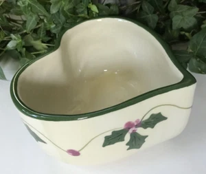 Alpine Pottery 1999 Roseville Ohio 5,25" x 3" Heart Bowl Holly Vine Berry - Imagen 1 de 12
