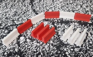 Nuevo 12 X Rojo Y Blanco Jersey Barreras Oo Calibre 1:76 Escala Modelos Tren - Imagen 1 de 10
