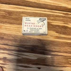 NEW Old Stock vintage Mustad & Son Fishing Mustad-Beak Hooks No. 6 92641 - Picture 1 of 5