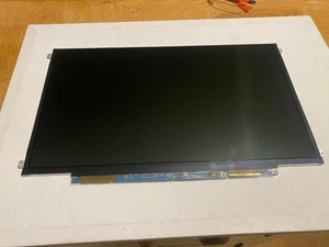 TOSHIBA LT133EE09300 13.3" LAPTOP SCREEN 40 PIN GLOSSY SIDE FIX - Picture 1 of 5