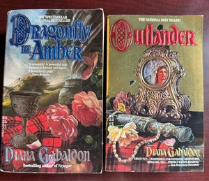 2 *SIGNED* Books - Outlander & Dragonfly in Amber Diana Gabaldon 1992/93 VINTAGE - Picture 1 of 17