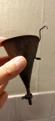 Ancien entonnoir en tôle avec son robinet en étain pour baratte à mayonnaise - Photo 1/4