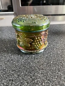 Vintage Northwood Glass Grape & Cable Leaves Green Carnival Powder Jar - Bild 1 von 7
