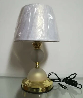 Lampada classica in vetro e metallo con cappello a fiori bianco e oro lume  - Immagine 1 di 4