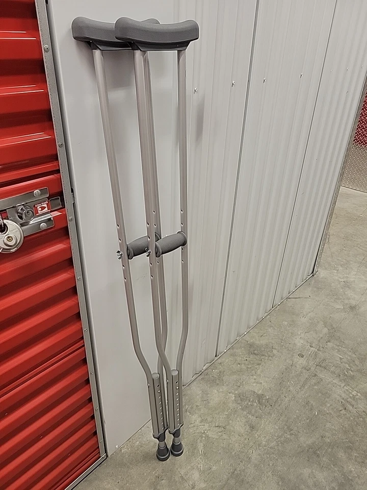Muletas de aluminio para axilas McKesson para adultos - 5,2 a 5,10 pies Usuario Foto 1 de 1