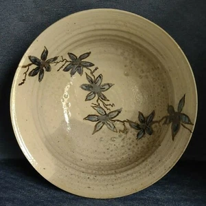 TWO-TONE GRAY POTTERY BOWL ~ Blue Floral Vine ~ Signed C Weaks ~ 9" x 3" - Picture 1 of 4