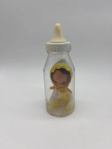 Vintage Miniatur 3" gelbes Outfit Babypuppe in Plastik Babyflasche - Bild 1 von 11