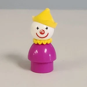 Payaso circo plástico vintage Fisher Price Little People púrpura con cuello amarillo - Imagen 1 de 10