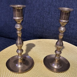 "Par de candelabros de latón macizo pesados de 7"" de colección con base redonda Estate" - Imagen 1 de 6