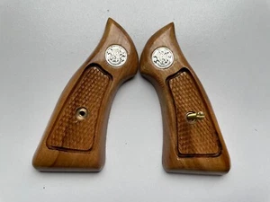 New Wood Grips for  S&W J Frame Square Butt Grip Checkered Hardwood classic; 01 - Picture 1 of 4
