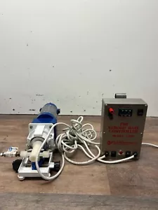 Bomba de laboratorio dosificadora de fluidos FMI QVG50 con controlador de velocidad de carrera V200 - Imagen 1 de 9
