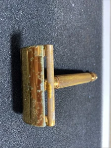 Navaja de afeitar de seguridad Gillette vintage doble filo tono dorado pesado patente de EE. UU. Off USA - Imagen 1 de 4
