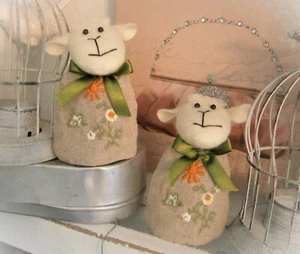 🌸 2er SET EIERWÄRMER SCHAF OSTERDEKO BW/LEINEN NATUR BESTICKT H: ca. 10 cm 🌸 - Bild 1 von 1