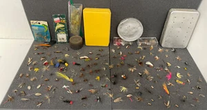 Caja vintage de más de 150 señuelos de pesca con mosca - Imagen 1 de 23