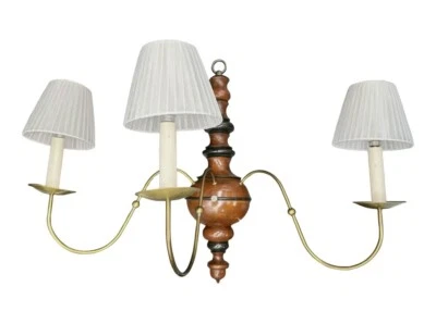 Aplique enchufable vintage estilo federal de 3 luces de madera y latón de los años 70 con cortinas Foto 1 de 4