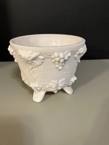 Plato con patas de vidrio de leche rosa claro Jeanette Shell vintage - diseño de uva - Imagen 1 de 7