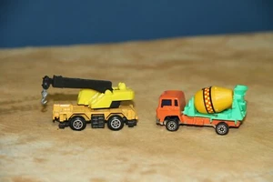 HO Vintage Ford Cement Mixer and Unbranded Crane Plastic Multicolor - Picture 1 of 1