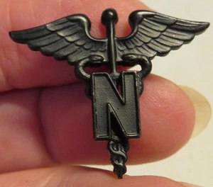 Dispositivo collare ufficiale esercito americano corpo infermieristico medico metallo nero sottomesso V-21 ottime condizioni - Foto 1 di 9