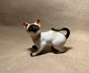 Vintage Porcelain Miniature Siamese Cat Figurine, Crouching - 2.5”x 1.25”x 1.75” - Bild 1 von 10