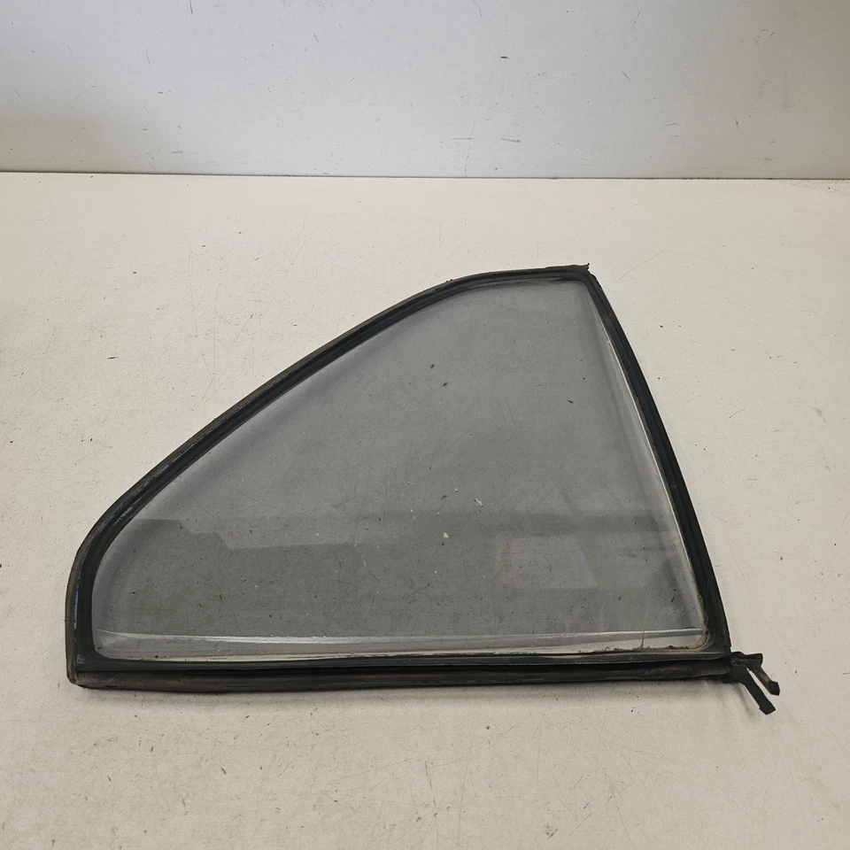 Janela traseira direita quarto 1/4 vidro Mazda 323 Rwd 4 portas escotilha - Imagem 1 de 3