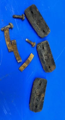 Simplicity 1060 E Snowblower (1694440)    Plastic Chute Guide Clamps   1666613SM - Image 1 of 4