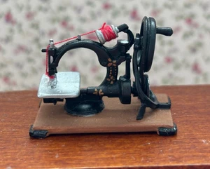 Máquina de coser de mesa pequeña miniatura para casa de muñecas de Heidi Ott - Imagen 1 de 2