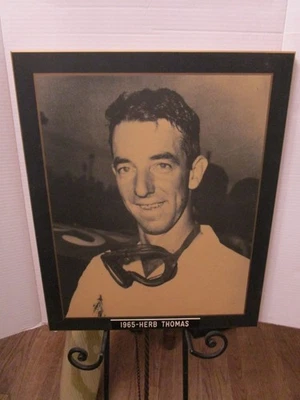 NASCAR Legend Herb Thomas 23 pulgadas x 19 pulgadas  Placa "Southern 500" primer ganador 1950 Foto 1 de 3