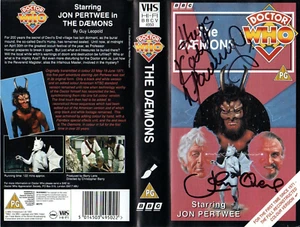 Doctor Who: The Daemons VHS Cover Signed by KATY MANNING & JOHN OWENS - Imagen 1 de 1