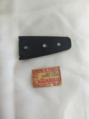 AMORTIGUADOR DE LUZ TRASERA KAWASAKI 75 - 79 KD125 KD175 KT250 NOS OEM 23066-018  Foto 1 de 4
