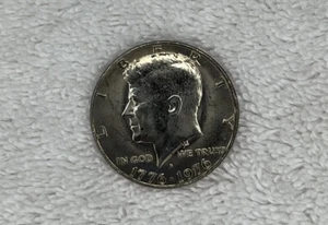 1976-D Bicentenario JFK medio dólar sin circular tono fantástico brillo 0521 - Imagen 1 de 9
