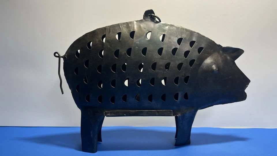 Suporte para lanterna de vela de metal porco – Decoração rústica de fazenda – Feito na Índia – 15” - Imagem 1 de 4