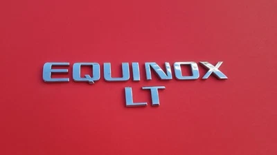 CHEVROLET EQUINOX LT TAPA PUERTA TRASERA EMBLEMA LOGOTIPO INSIGNIA SÍMBOLO USADO CONJUNTO OEM C28 Foto 1 de 4
