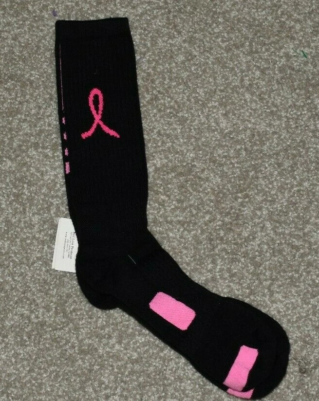 Calcetines de concientización sobre el cáncer de mama NEGRO Y ROSA rojo león gráficos mujeres grandes Foto 1 de 4