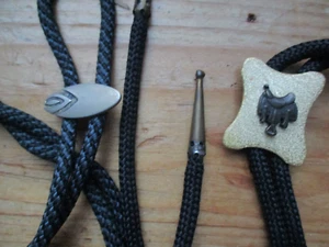 2 Vintage Bolokrawatten mit Sattel & Southwest Design Seil mit Metallspitzen - Bild 1 von 4